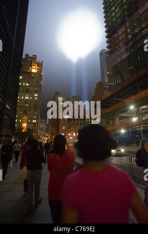 I fasci gemelli di omaggio alla luce spara verso il cielo per il decimo anniversario degli attacchi terroristici dell'11 settembre a New York Foto Stock