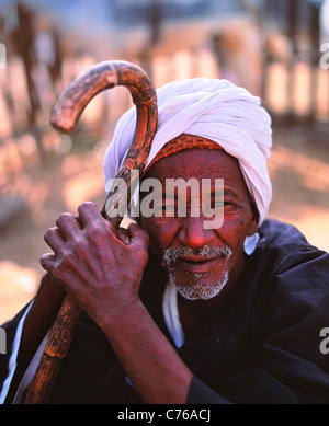 Il Cammello egiziano Trader, Daraw mercato di cammelli, vicino a Aswan, Egitto Foto Stock