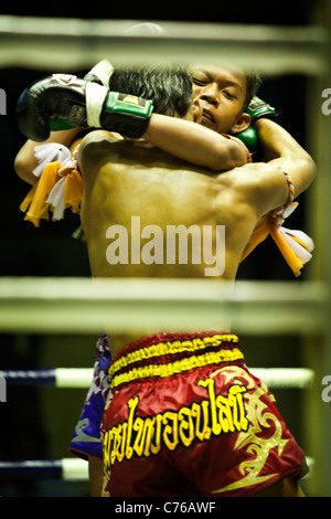 I giovani di Muay Thai (Thai boxe) fighters a una partita in Bangkok Foto Stock