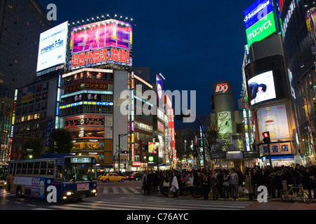 Incrocio occupato in notturna a Shinjuku, Tokyo Foto Stock