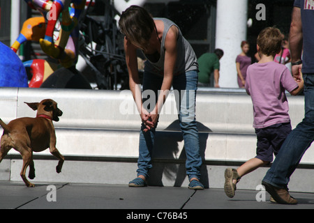 Scena di strada dal Centro Pompidou a Parigi Francia Foto Stock