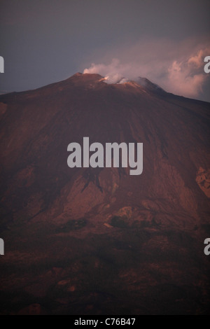 Il fumo flutti dall' Europa il più grande vulcano attivo Etna in nord-orientale della Sicilia, Italia. Foto di James Boardman. Foto Stock