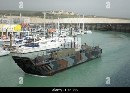 Un militare olandese landing craft vela in Brighton Marina, Inghilterra. Foto Stock