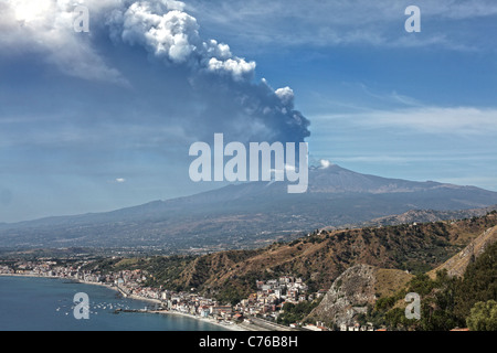 Il fumo flutti dall' Europa il più grande vulcano attivo Etna in nord-orientale della Sicilia, Italia. Foto di James Boardman. Foto Stock