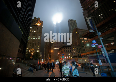 I fasci gemelli di omaggio alla luce spara verso il cielo per il decimo anniversario degli attacchi terroristici dell'11 settembre a New York Foto Stock