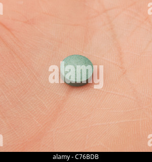 Benzo Fury pellet o pillola, (6-APB) venduto come una "ricerca chemical' il suo un analogo della droga illegale MDMA Foto Stock