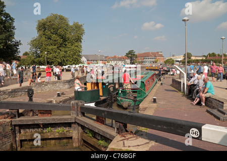 Due battelli immettere Bancroft bacino tramite un blocco del canale nel centro di Stratford Upon Avon, Warwickshire, Regno Unito. Foto Stock