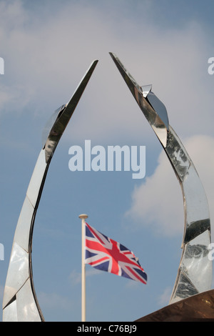 Particolare di una scultura di swan (& fontana) che incorniciano la bandiera europea accanto a Bancroft bacino in Stratford Upon Avon, Warwickshire, Regno Unito. Foto Stock