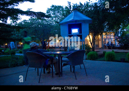 Rilassatevi di fronte alla televisione, Motel, terra Borana, Yabelo, Etiopia Foto Stock