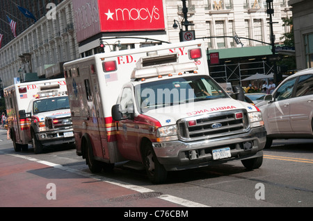 Le ambulanze su 34th St in New York, Stati Uniti d'America Foto Stock