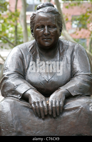 Busto della scrittrice americana Gertrude Stein nel Bryant Park di New York STATI UNITI D'AMERICA Foto Stock