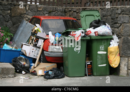 Verde pieno rifiutare impennarsi in bidoni in caernarfon galles gran bretagna regno unito Foto Stock