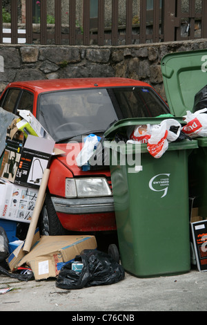 Verde pieno rifiutare impennarsi in bidoni in caernarfon galles gran bretagna regno unito Foto Stock