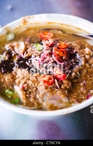 Asam laksa, un famoso cibo di Penang, in Malesia. Si tratta di un aspro zuppa di pesce con gli spaghetti. Foto Stock