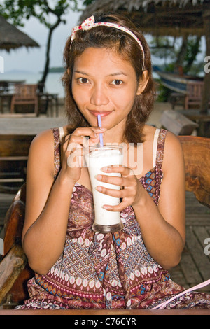 Giovane donna di bere latte di semi di soia Foto Stock