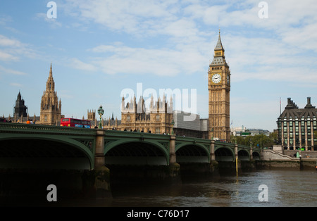 UK, Londra, ponte sul fiume Tamigi con il Big Ben in background Foto Stock