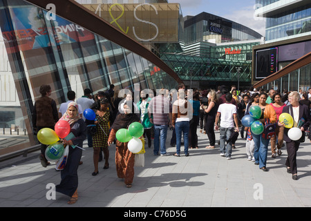 La folla gregge al recentemente inaugurato il Westfield Stratford City Shopping Centre, il fulcro delle Olimpiadi di Londra 2012. Foto Stock