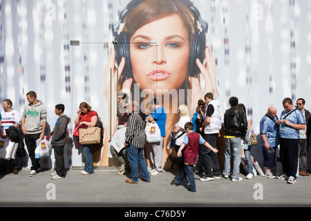 La folla gregge al recentemente inaugurato il Westfield Stratford City Shopping Centre, il fulcro delle Olimpiadi di Londra 2012. Foto Stock