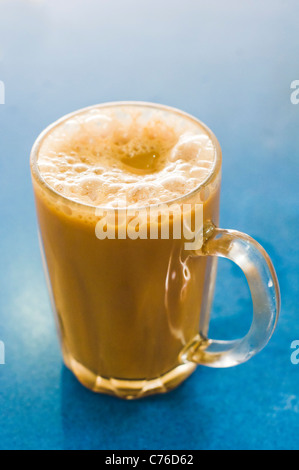 The tarik 'tirata tè", latte tè con bolle, bevanda popolare in Malesia. Foto Stock