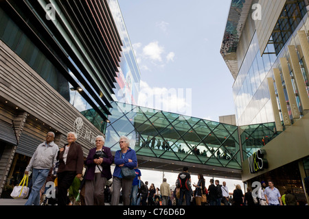 La folla gregge al recentemente inaugurato il Westfield Stratford City Shopping Centre, il fulcro delle Olimpiadi di Londra 2012. Foto Stock