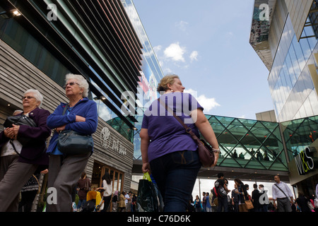 La folla gregge al recentemente inaugurato il Westfield Stratford City Shopping Centre, il fulcro delle Olimpiadi di Londra 2012. Foto Stock