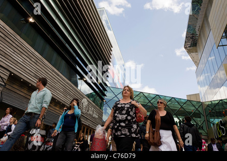 La folla gregge al recentemente inaugurato il Westfield Stratford City Shopping Centre, il fulcro delle Olimpiadi di Londra 2012. Foto Stock