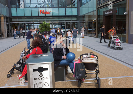 La folla gregge al recentemente inaugurato il Westfield Stratford City Shopping Centre, il fulcro delle Olimpiadi di Londra 2012. Foto Stock