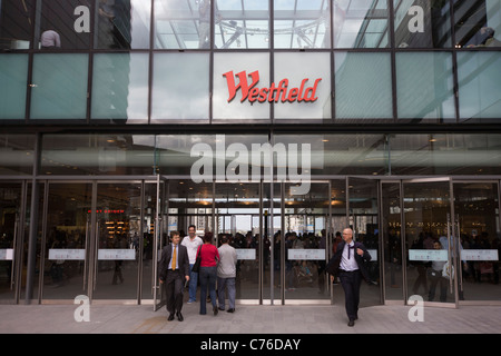 La folla gregge al recentemente inaugurato il Westfield Stratford City Shopping Centre, il fulcro delle Olimpiadi di Londra 2012. Foto Stock