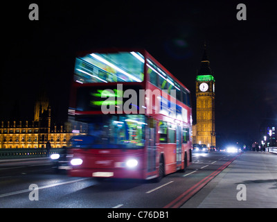 UK, Londra, Double Decker bus guidare di notte Foto Stock