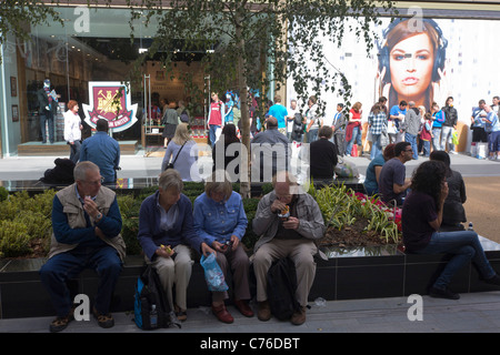 La folla gregge al recentemente inaugurato il Westfield Stratford City Shopping Centre, il fulcro delle Olimpiadi di Londra 2012. Foto Stock