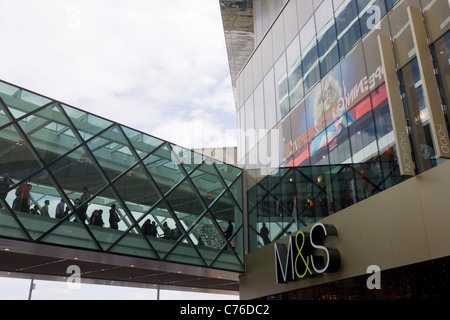 La folla gregge al recentemente inaugurato il Westfield Stratford City Shopping Centre, il fulcro delle Olimpiadi di Londra 2012. Foto Stock