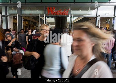 La folla gregge al recentemente inaugurato il Westfield Stratford City Shopping Centre, il fulcro delle Olimpiadi di Londra 2012. Foto Stock