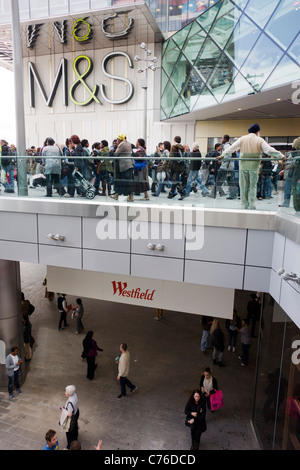 La folla gregge al recentemente inaugurato il Westfield Stratford City Shopping Centre, il fulcro delle Olimpiadi di Londra 2012. Foto Stock