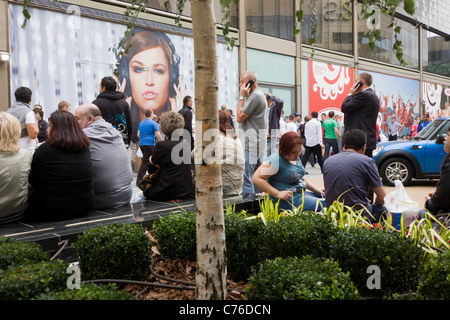 La folla gregge al recentemente inaugurato il Westfield Stratford City Shopping Centre, il fulcro delle Olimpiadi di Londra 2012. Foto Stock