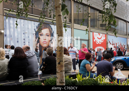 La folla gregge al recentemente inaugurato il Westfield Stratford City Shopping Centre, il fulcro delle Olimpiadi di Londra 2012. Foto Stock
