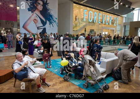 La folla gregge al recentemente inaugurato il Westfield Stratford City Shopping Centre, il fulcro delle Olimpiadi di Londra 2012. Foto Stock
