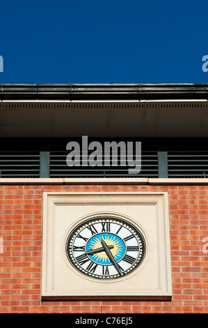 Numero romano Sun Clock sul Cherwell consiglio del distretto uffici in Banbury, Oxfordshire , Inghilterra Foto Stock