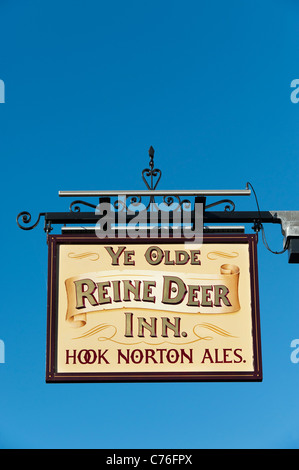 Ye Olde Reinedeer Inn pub sign in Banbury, Oxfordshire, Inghilterra Foto Stock