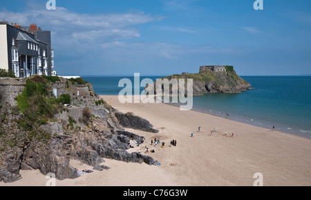 Tenby, South Beach, sull'Isola di Santa Caterina e Old Fort, scogliere e spiaggia sabbiosa, Pembrokeshire, South Wales, Regno Unito. Foto Stock