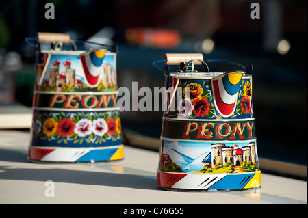 Canal arte popolare sulle caraffe di metallo sul tetto di un narrowboat in Banbury, Oxfordshire, Regno Unito Foto Stock