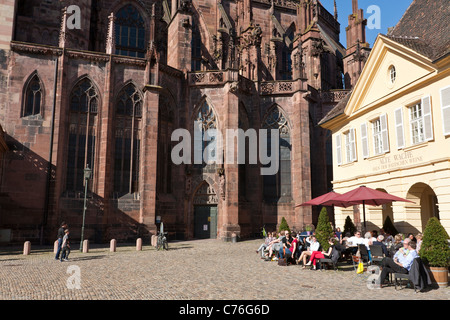 ALTE WACHE TAVERNA RISTORANTE, cattedrale, Cattedrale di Freiburg im Breisgau, foresta nera, BADEN-WURTTEMBERG, Germania Foto Stock