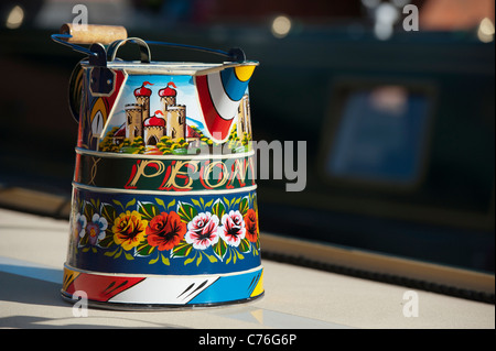 Canal arte popolare sulla brocca in metallo sul tetto di un narrowboat in Banbury, Oxfordshire, Regno Unito Foto Stock