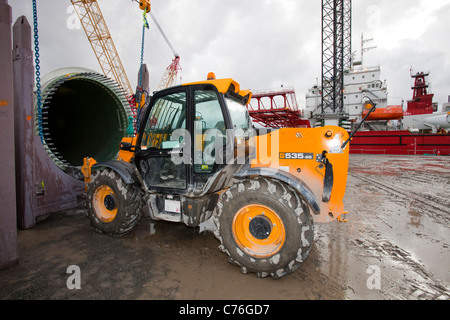 Preparare i lavoratori per il sollevamento di una turbina eolica sulla lama di un jack up barge per il Walney offshore wind farm, Cumbria, Regno Unito. Foto Stock