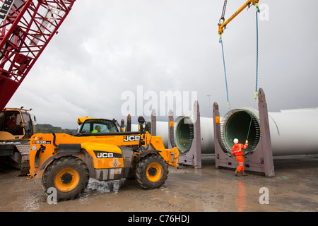 Preparare i lavoratori per il sollevamento di una turbina eolica sulla lama di un jack up barge per il Walney offshore wind farm, Cumbria, Regno Unito. Foto Stock