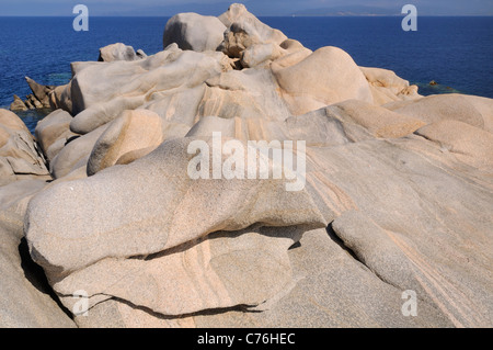 Venato promontorio di granito levigate e scolpite dal vento, meteo e il mare, Punto di Campomoro, vicino a Propriano, Corsica, Francia. Foto Stock