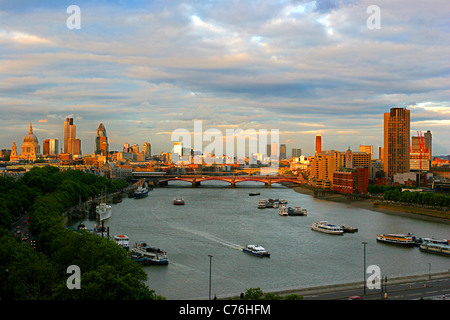 BLACKFRIARS Bridge e da Canary Wharf - Londra, Inghilterra Foto Stock