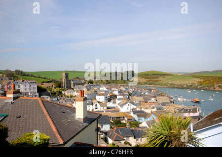 Vista sui tetti delle case verso Salcombe Chiesa in sud prosciutti, Devon, Inghilterra. Foto Stock