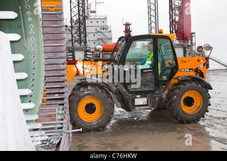 Preparare i lavoratori per il sollevamento di una turbina eolica sulla lama di un jack up barge per il Walney offshore wind farm, Cumbria, Regno Unito. Foto Stock