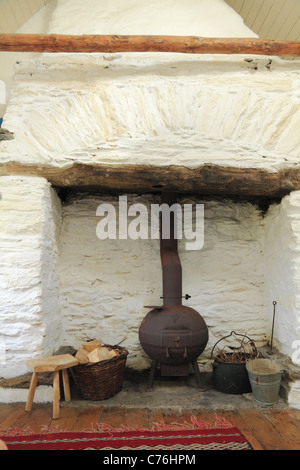 Un vaso panciuto stufa in un tradizionale caminetto irlandese, nella contea di Kerry, Repubblica di Irlanda Foto Stock