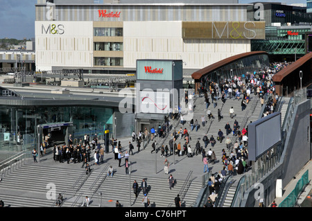 Il centro commerciale Westfield e i negozi Marks e Spencer si trovano nell'edificio superiore Ingresso per gli acquirenti sul ponte con uscita della stazione Stratford East London Regno Unito Foto Stock